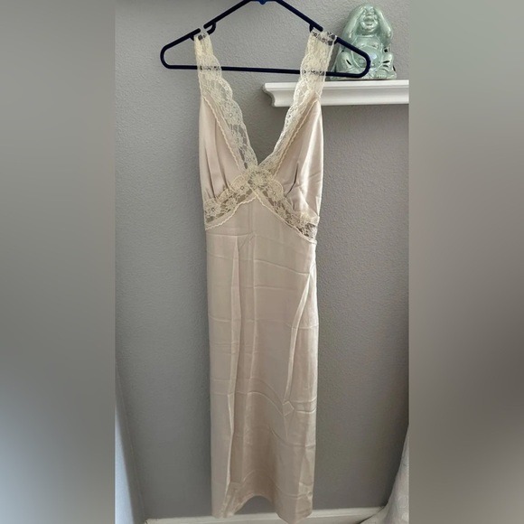 Abercrombie & Fitch Cream Midi Dress with V-Neckline and Elegant Ruching - Picture 1 of 2